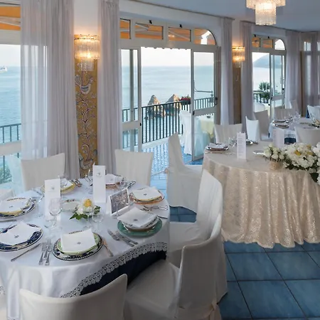 布里斯托酒店 4* Vietri